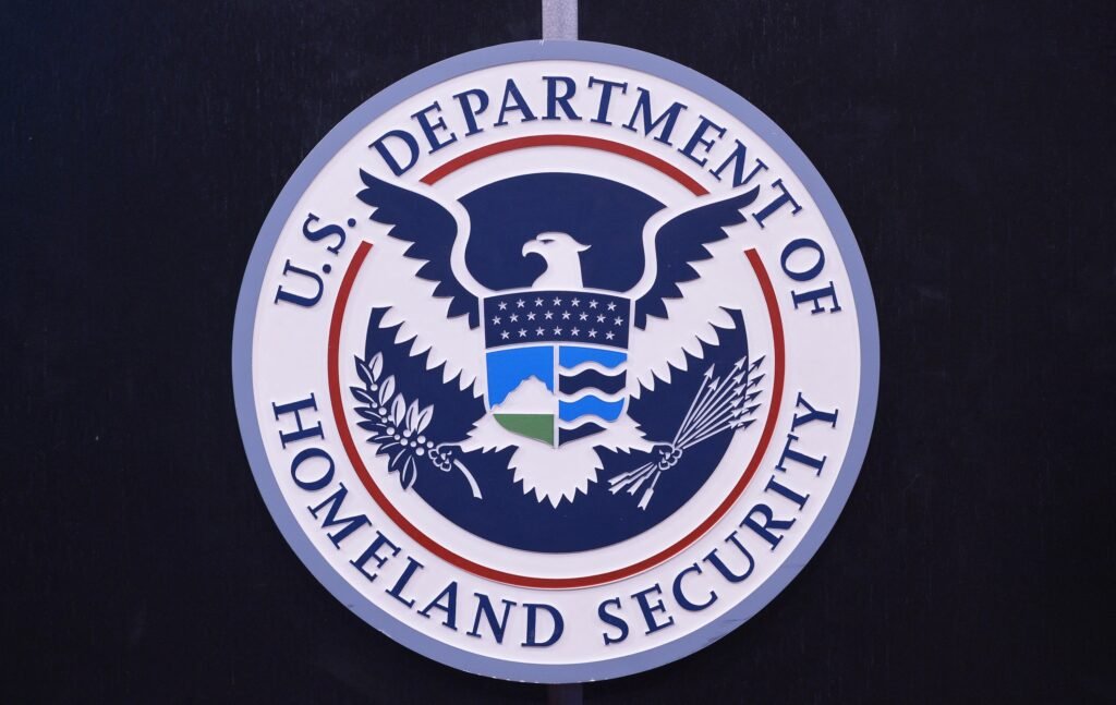 AI impulsiona avanço do DHS um ano após Ordem Executiva