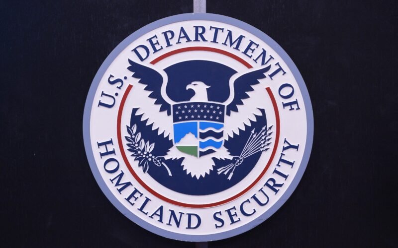 AI impulsiona avanço do DHS um ano após Ordem Executiva