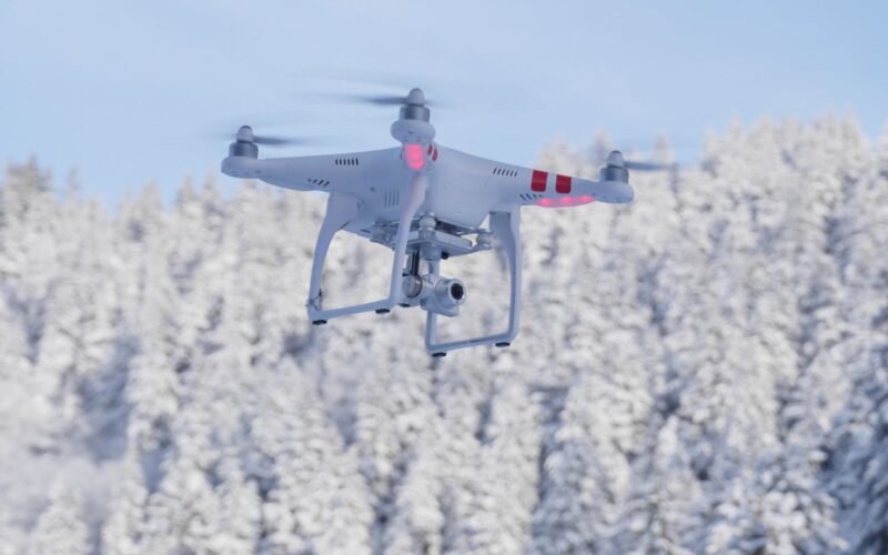 Novo Avanço em Engenharia Chinesa: Drones Criam Neve Artificial