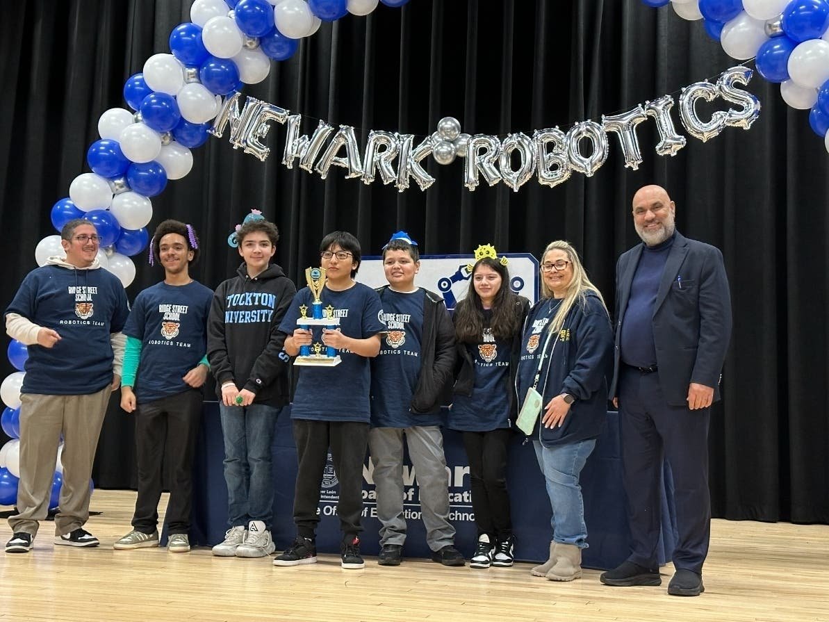 Novo Avanço em Engenharia: Estudantes de Newark Criam Robôs