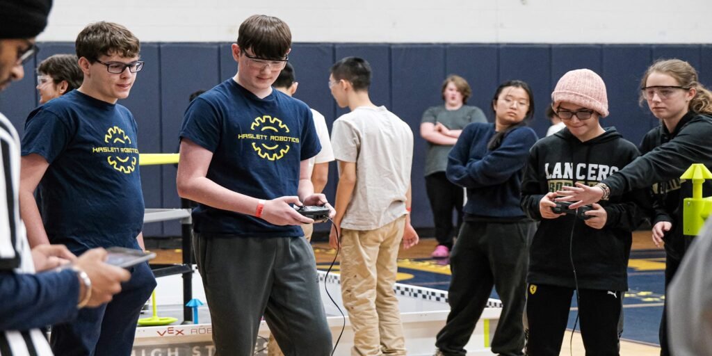 Novo Evento de Engenharia Esquenta Robótica em Mid-Michigan