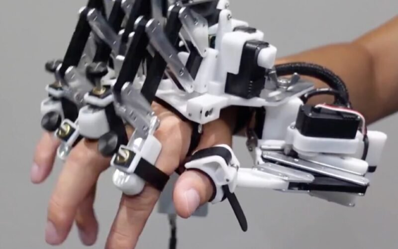 Novo Exoesqueleto em Engenharia Rompe Limites de Pianistas