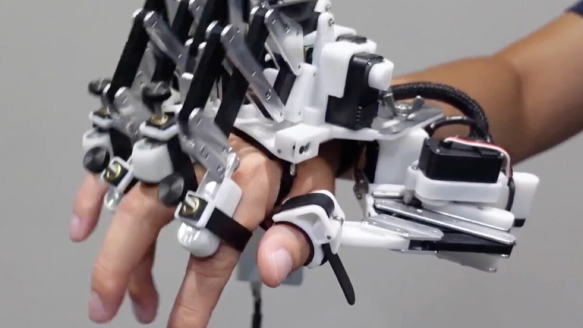 Novo Exoesqueleto em Engenharia Rompe Limites de Pianistas