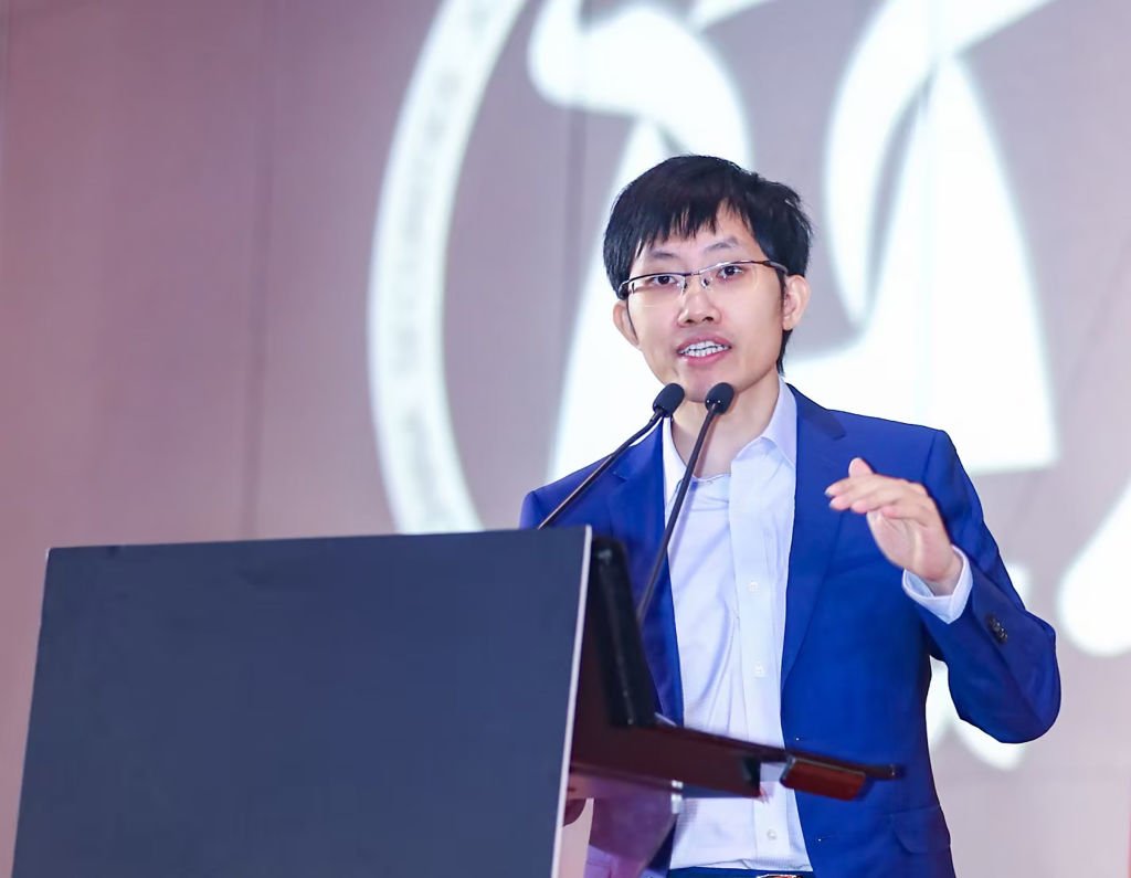 Engenharia Avançada: Notícias de Impacto com Liang Wenfeng